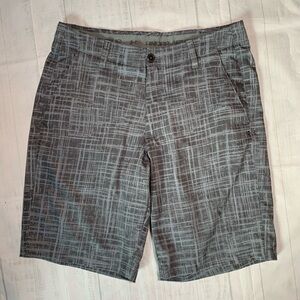Under Armour Men’s patterned gray shorts. Size 34.